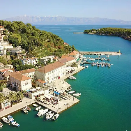 Prázdninový dům Awesome In Jelsa (Hvar)